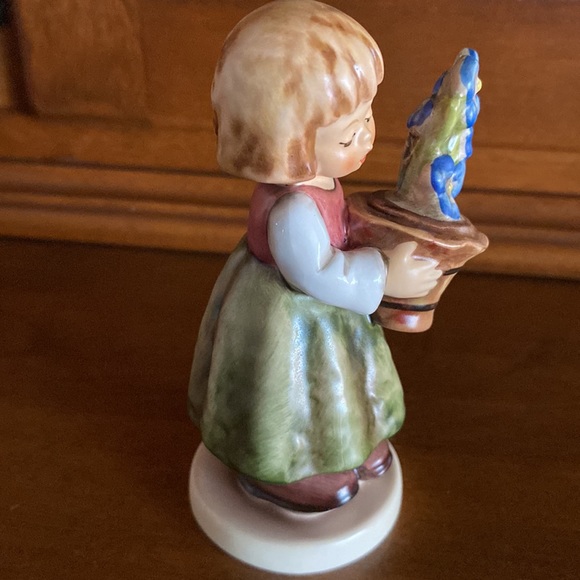 🤎TM7 ‘Birthday Present’ Special Event First Issue Hummel Goebel #341 3/0 - Picture 4 of 7